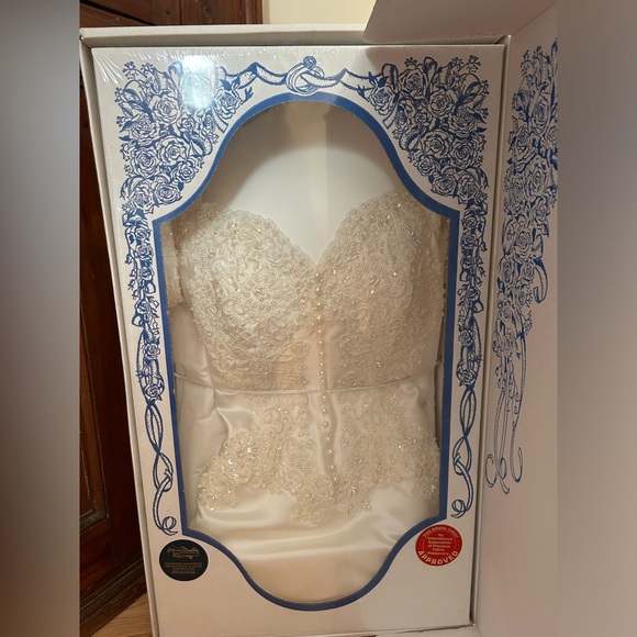 David bridal wedding dress. Worn once 
Detachable dress 
5’2” 125lb - Picture 5 of 11